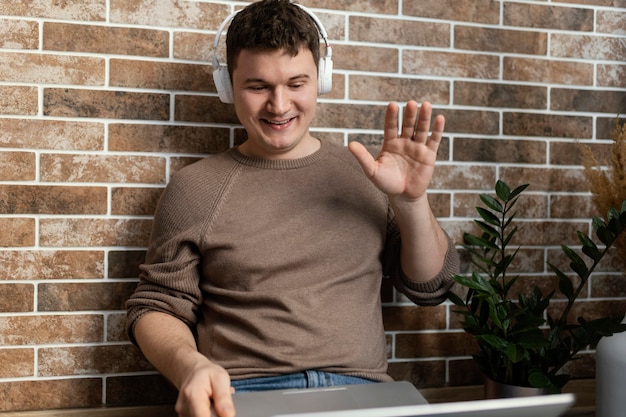 Foto gratuita hombre de tiro medio con auriculares