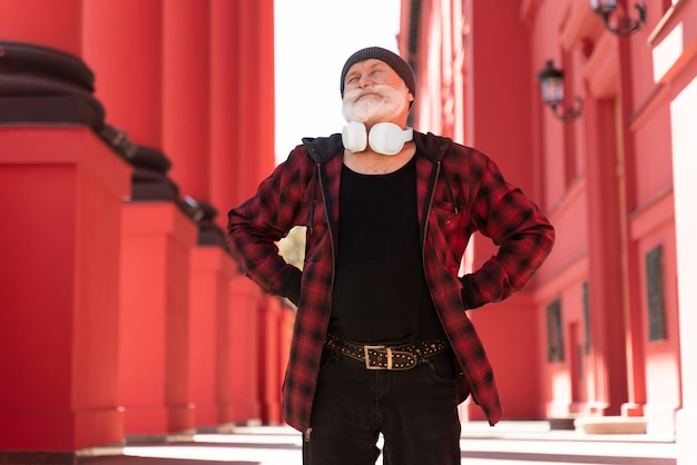 Hombre de tiro medio con auriculares