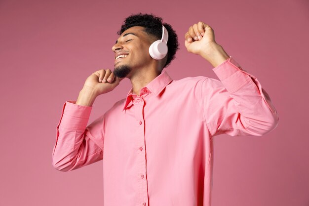 Foto gratuita hombre de tiro medio con auriculares