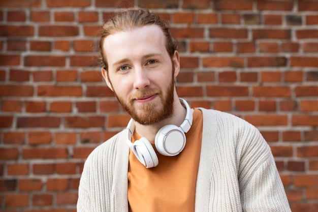 Hombre de tiro medio con auriculares