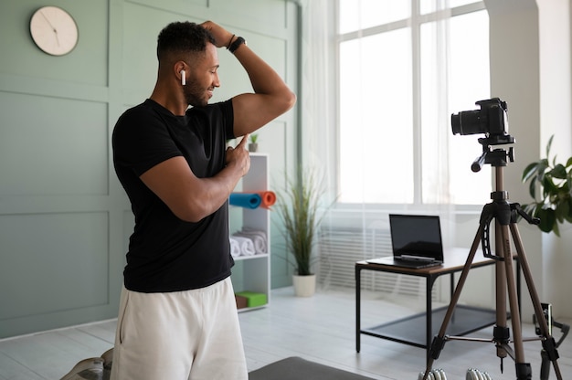 Hombre de tiro medio con auriculares