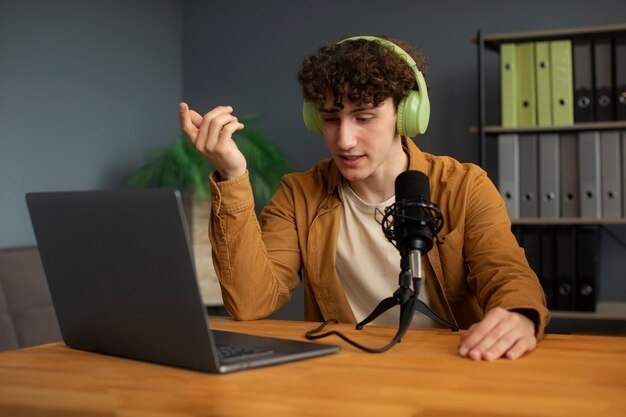 Hombre de tiro medio con auriculares