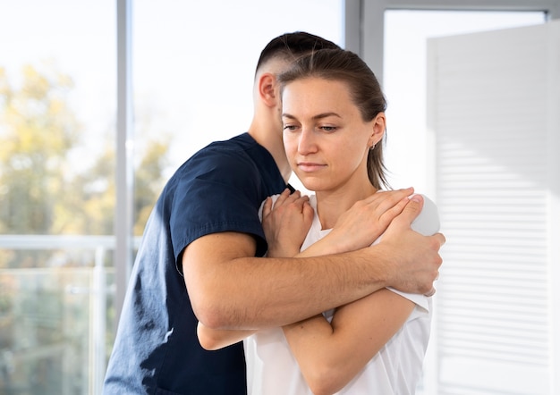 Hombre de tiro medio ayudando a la mujer