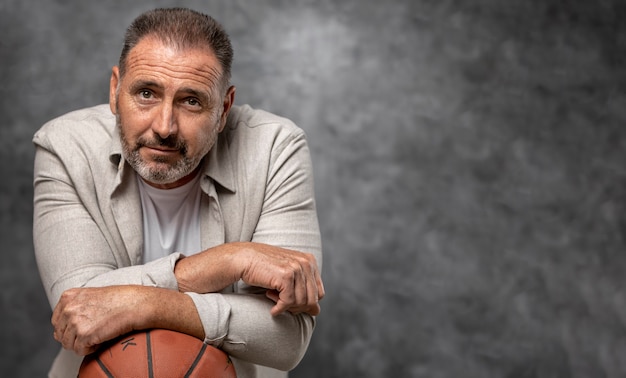 Hombre de tiro medio con baloncesto