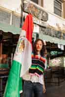 Foto gratuita hombre de tiro medio con bandera mexicana