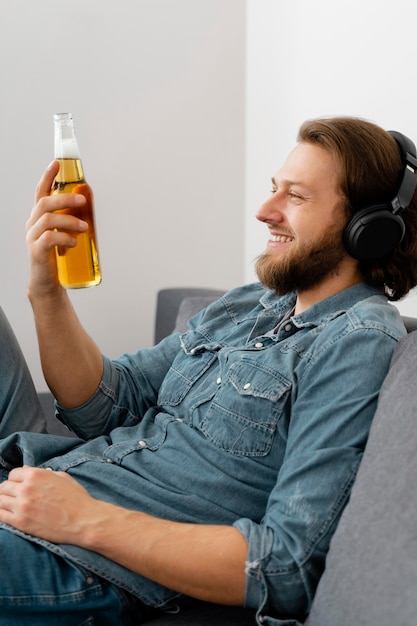 Foto gratuita hombre de tiro medio con bebida