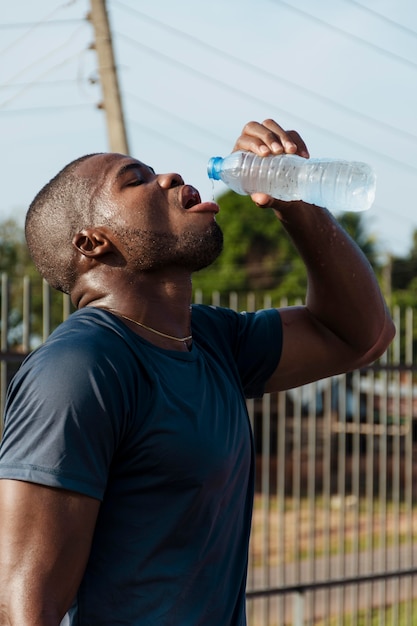 Hombre de tiro medio bebiendo agua