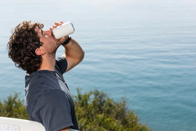 Hombre de tiro medio bebiendo refrescos