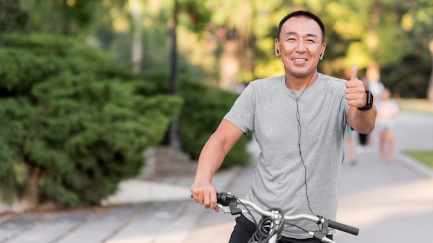 Hombre de tiro medio con bicicleta