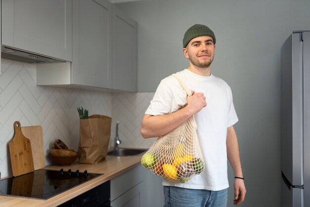 Hombre de tiro medio con bolsa