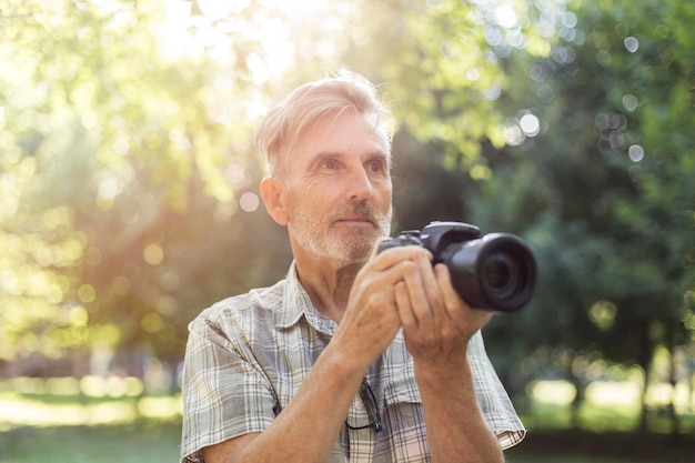 Foto gratuita hombre de tiro medio con cámara de fotos