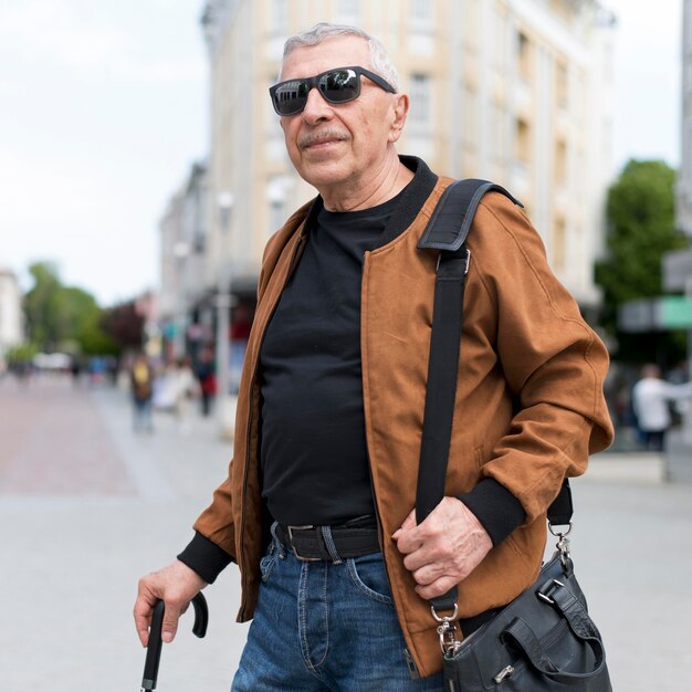 Hombre de tiro medio caminando al aire libre