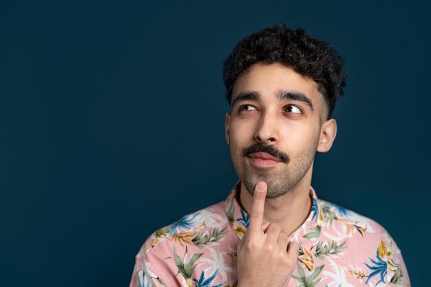 Hombre de tiro medio con camisa hawaiana pensando