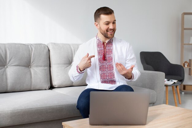 Hombre de tiro medio con camisa tradicional