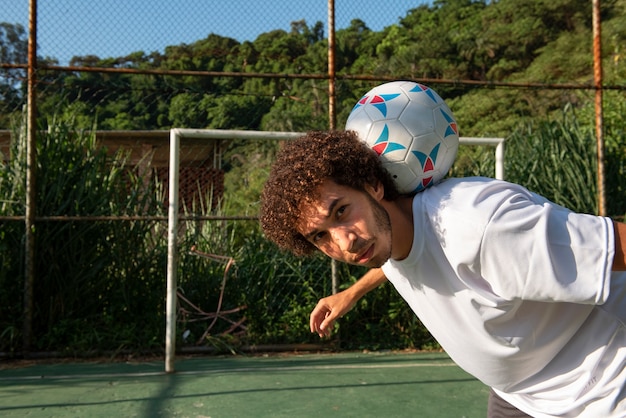 Hombre de tiro medio en campo de fútbol