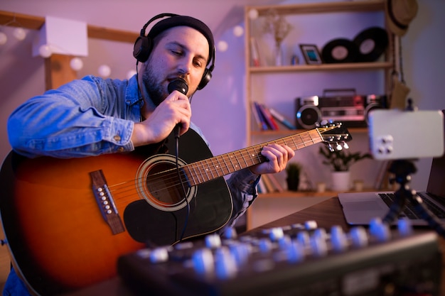 Hombre de tiro medio cantando en casa.