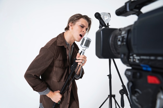 Foto gratuita hombre de tiro medio cantando delante de la cámara