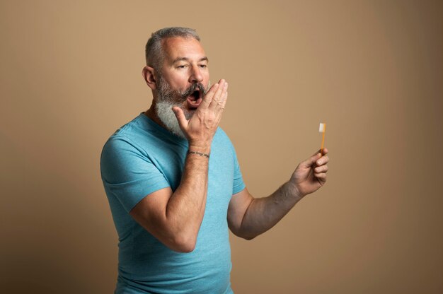 Hombre de tiro medio con cepillo de dientes