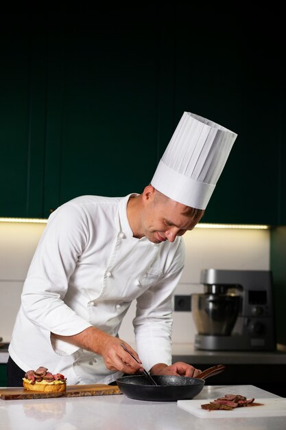 Hombre de tiro medio cocinando en la cocina