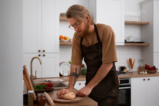 Foto gratuita hombre de tiro medio cocinando pizza