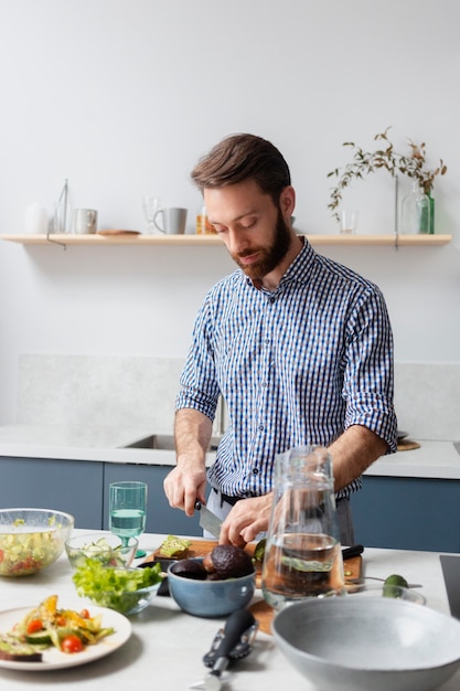 Hombre de tiro medio cocinando solo