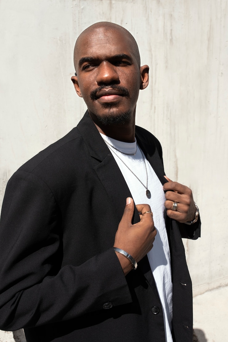 Foto gratuito hombre de tiro medio con collar