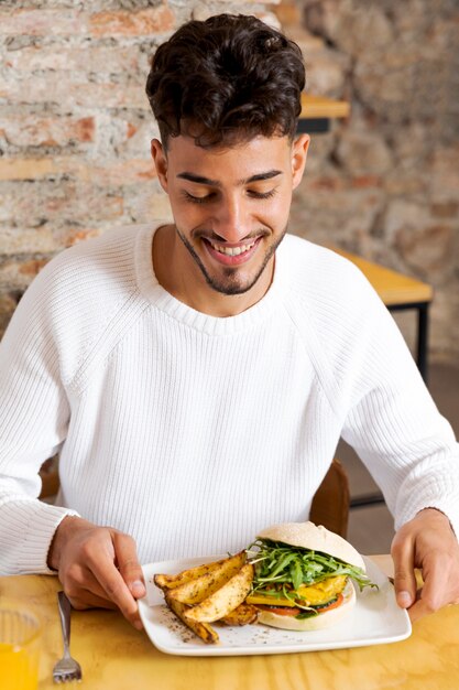 Hombre de tiro medio con comida deliciosa