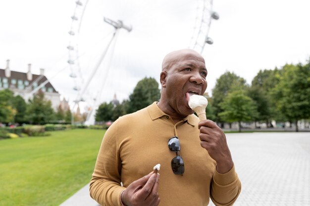 Hombre de tiro medio comiendo helado