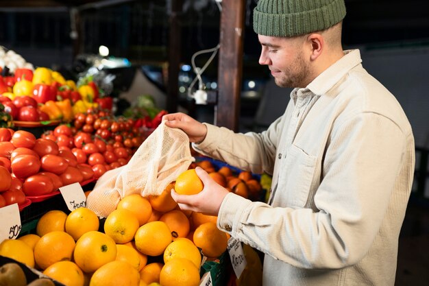 Hombre de tiro medio en la compra de comestibles