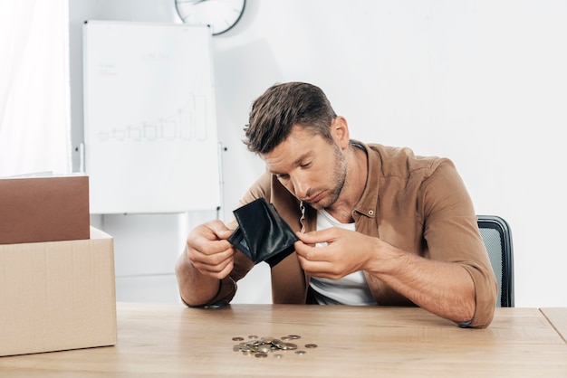 Hombre de tiro medio comprobando la billetera