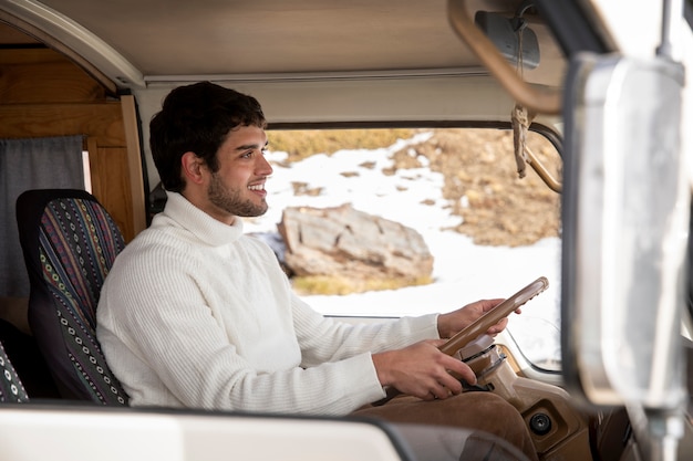 Foto gratuita hombre de tiro medio conduciendo autocaravana