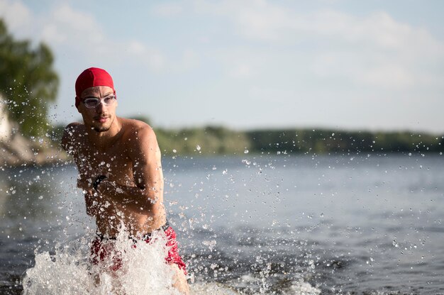 Hombre de tiro medio corriendo en el lago