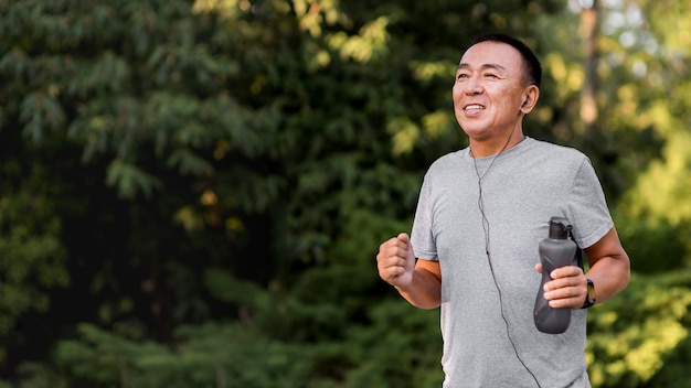 Foto gratuita hombre de tiro medio corriendo en el parque