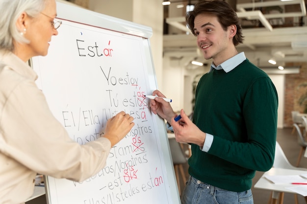 Hombre de tiro medio corrigiendo errores gramaticales