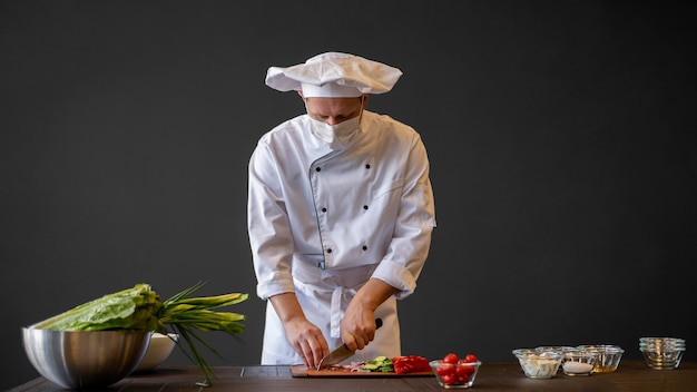 Hombre de tiro medio cortando alimentos