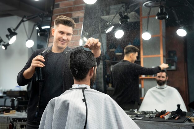 Hombre de tiro medio cortándose el pelo