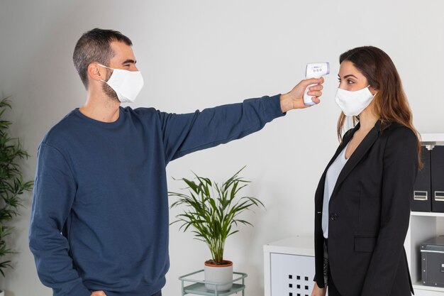 Hombre de tiro medio con dispositivo de temperatura