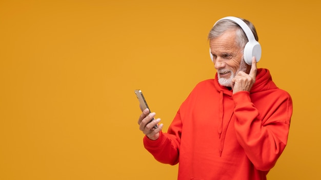 Foto gratuita hombre de tiro medio con dispositivos