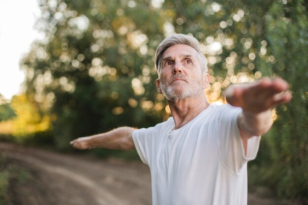 Hombre de tiro medio ejercicio al aire libre