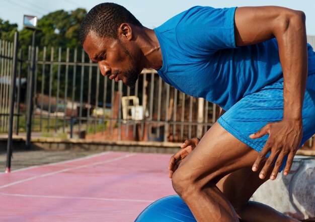 Hombre de tiro medio entrenando al aire libre