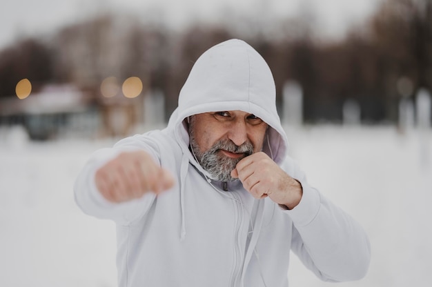 Hombre de tiro medio entrenando fuera