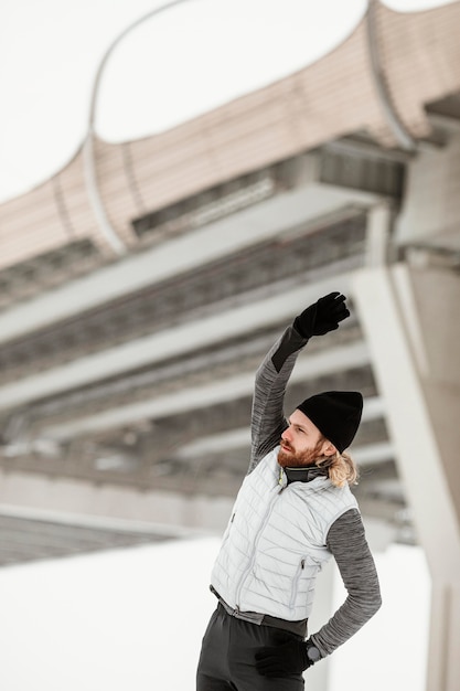 Foto gratuita hombre de tiro medio entrenando fuera