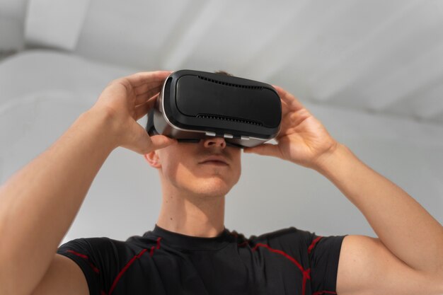 Hombre de tiro medio entrenando con gafas vr puestas