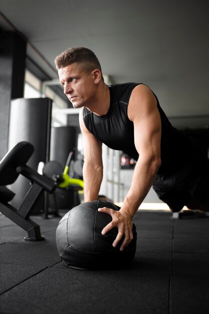 Hombre de tiro medio entrenando con pelota