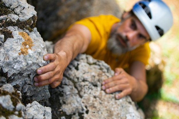 Foto gratuita hombre de tiro medio escalando en las montañas.