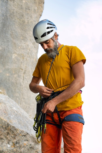 Foto gratuita hombre de tiro medio escalando en las montañas.