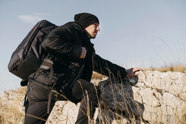 Hombre de tiro medio escalar rocas