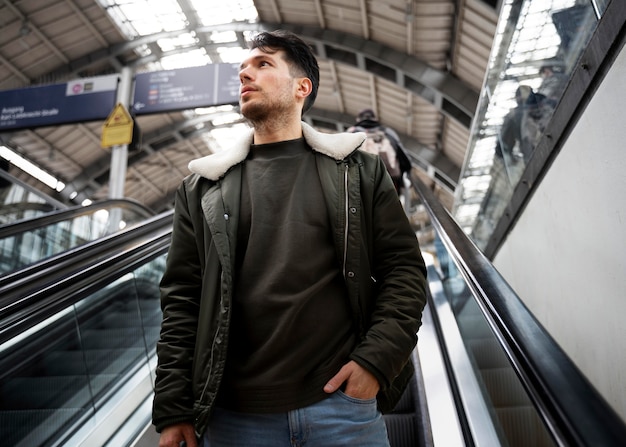 Hombre de tiro medio en las escaleras