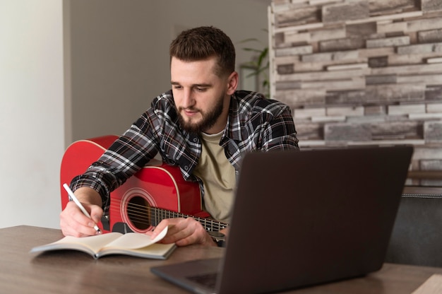 Foto gratuita hombre de tiro medio escribiendo en un portátil