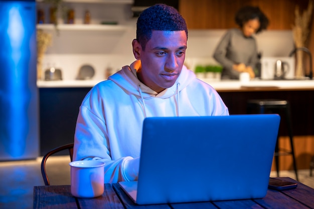 Foto gratuita hombre de tiro medio escribiendo en el portátil